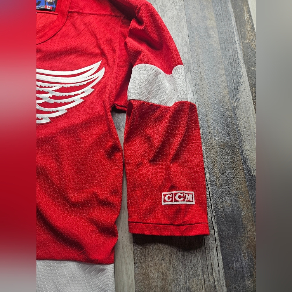 Vintage Detroit Red Wings Hockey Jersey Mens Size Small CCM - Picture 2 of 10